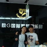 OG舞蹈培训中心总监Mr.Tiger和Sparkle亮亮的合影